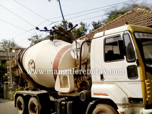 A Concrete lorry went out of control and hit an electric pole today Feb 16, Tuesday near Pinto&rsquo;s Bakery Kambla Road, Mangalore.
